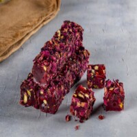 Koskeroglu Coated with Rose Leaves Pomegranate Turkish Delight with Pistachio 1000 gr (35.28oz)
