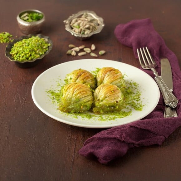 Karaköy Güllüoğlu Fıstıklı Midye Baklava-----